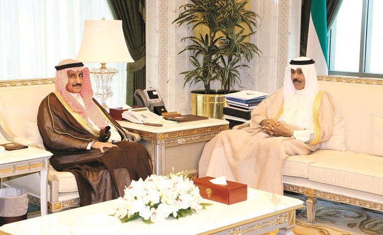 سمو ولي العهد الشيخ نواف الأحمد مستقبلا الشيخ د.إبراهيم الدعيج﻿