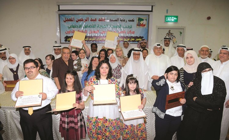 د.عبدالرحمن العوضي وفهد المعجل مع الفائزين(محمد هاشم) ﻿