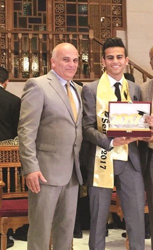 عمرو محتفلا بتفوقه مع والده وفيق مصطفى﻿