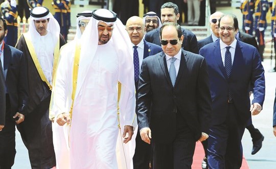  صاحب السمو ولي عهد أبوظبي الشيخ محمد بن زايد مغادرا القاهرة امس وعلى رأس مودعيه الرئيس المصري عبد الفتاح السيسي ﻿