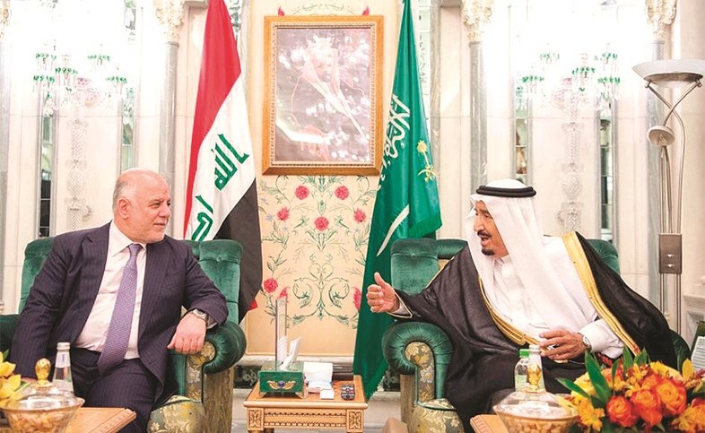 خادم الحرمين الشريفين الملك سلمان بن عبدالعزيز ورئيس الوزراء العراقي حيدر العبادي خلال مباحثاتهما امس (واس) ﻿