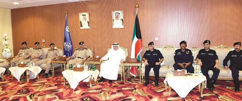 الشيخ خالد الجراح متوسطا الفريق محمود الدوسري واللواء إبراهيم الطراح ويبدو اللواءان مازن الجراح ومنصور العوضي﻿