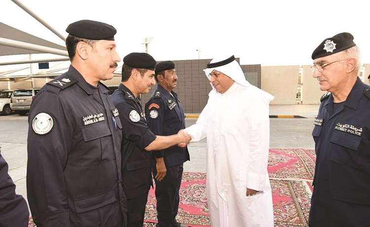 الشيخ خالد الجراح يصافح مدير أمن مبارك الكبير اللواء فراج الزعبي ويبدو مدير أمن حولي اللواء عابدين العابدين ومدير أمن الجهراء اللواء علي ماضي﻿