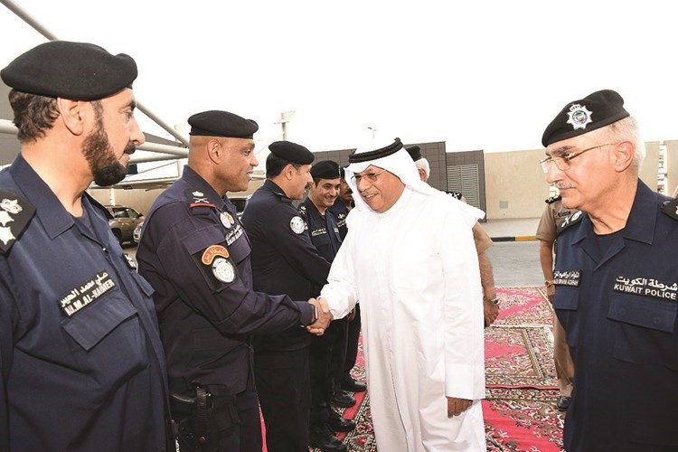  الشيخ خالد الجراح مصافحا مدير أمن الفروانية اللواء صالح العنزي ﻿