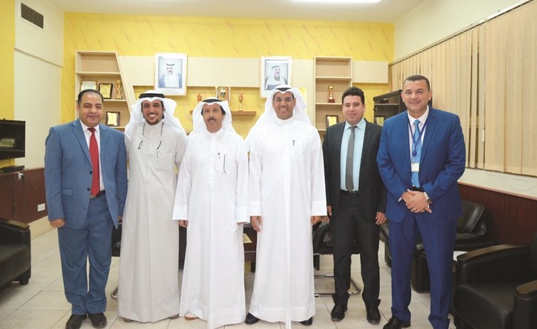 ‫طلال الجري وبدر العتيبي يتوسطان قياديي المدرسة﻿