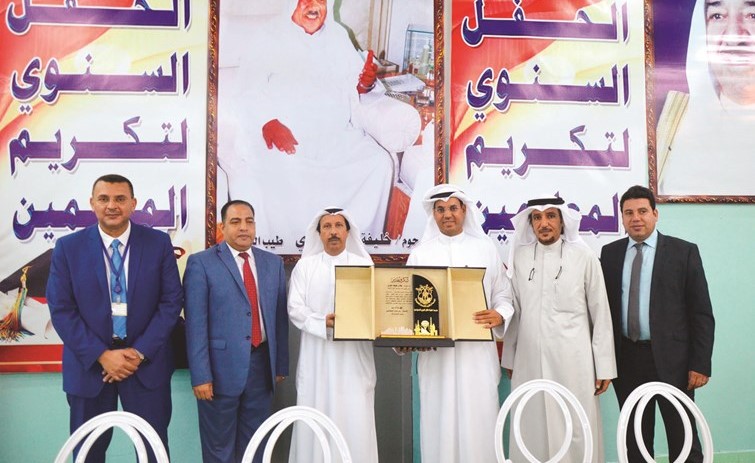 ‫تكريم مدير المدرسة بدر العتيبي﻿