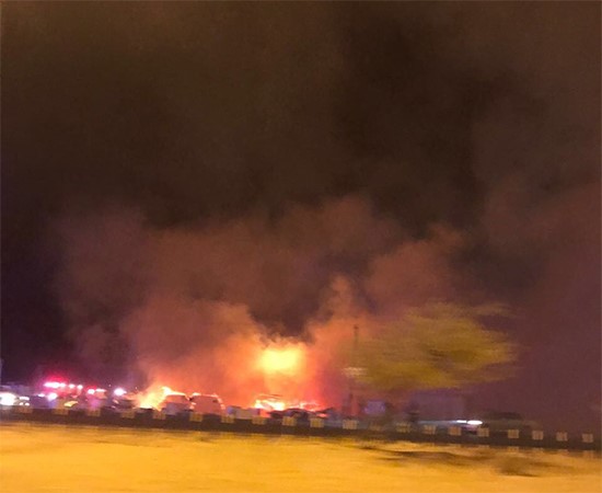 بالفيديو والصور.. الإطفاء تتعامل حالياً مع حريق ضخم للأعلاف على طريق السالمي