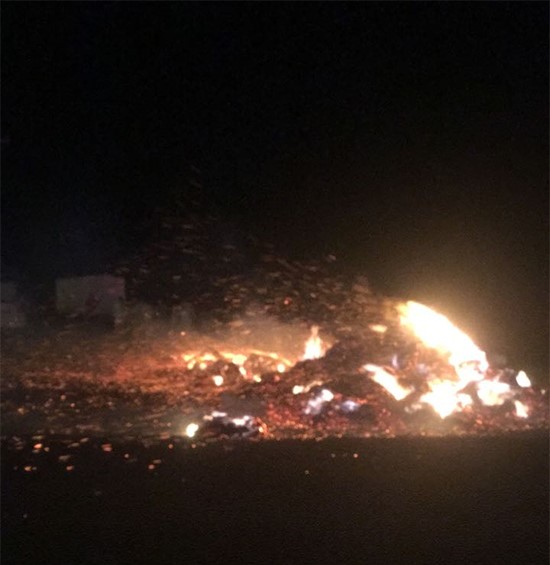 بالفيديو والصور.. الإطفاء تتعامل حالياً مع حريق ضخم للأعلاف على طريق السالمي