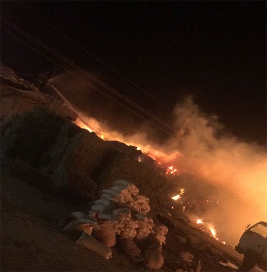 بالفيديو والصور.. الإطفاء تتعامل حالياً مع حريق ضخم للأعلاف على طريق السالمي