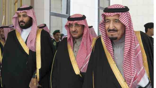 خادم الحرمين يوجه بأن يتلقى أمراء المناطق ومحافظي المحافظات ورؤساء المراكز البيعة نيابة عن ولي العهد