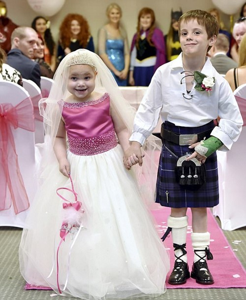 بالصور.. حفل زفاف لطفلة مصابة بالسرطان