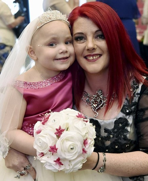 بالصور.. حفل زفاف لطفلة مصابة بالسرطان