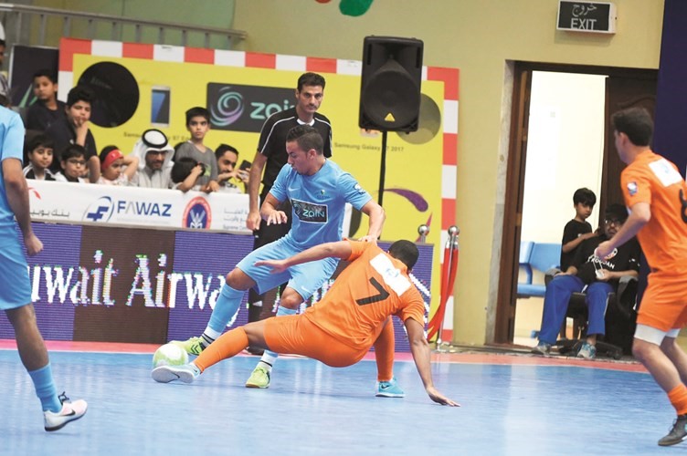محاولة لافتكاك الكرة من لاعب الخصم ﻿
