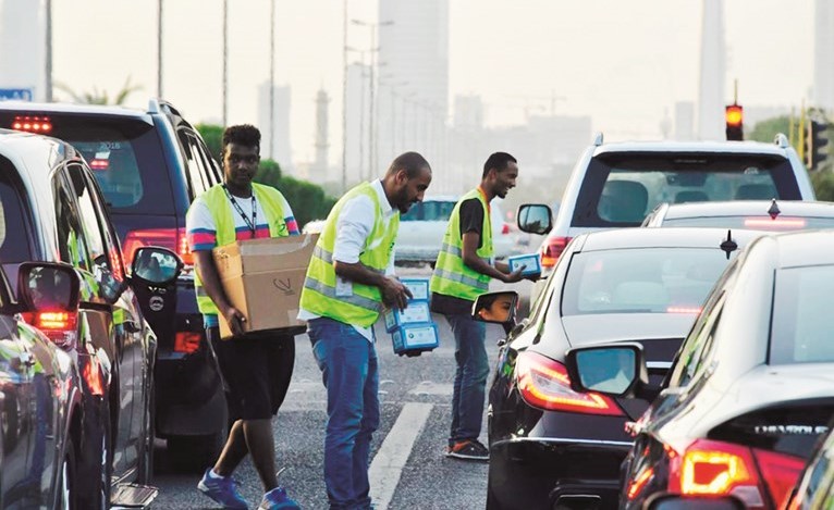 جانب من توزيع وجبات الإفطار في التقاطعات المرورية﻿