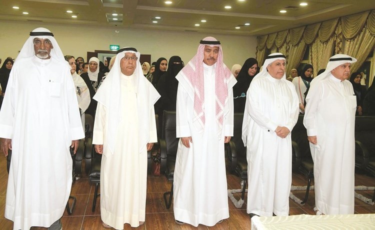 فيصل الحجي ود.عبدالعزيز الفايز وعدد من الحضور في حفل التكريم﻿