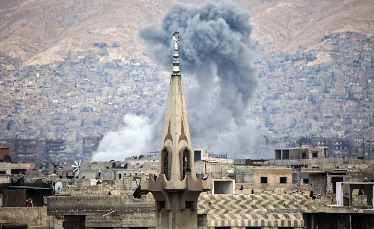 الدخان المتصاعد نتيجة غارة لطيران النظام على حي جوبر في دمشق (ا.ف.پ) ﻿