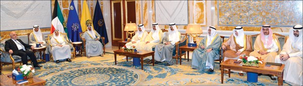 صاحب السمو الأمير الشيخ صباح الاحمد مستقبلا رئيس مجلس الوزراء العراقي د.حيدر العبادي بحضور سمو ولي العهد الشيخ نواف الأحمد وسمو الشيخ جابر المبارك والشيخ صباح الخالد والشيخ محمد الخالد والشيخ علي الجراح والشيخ خالد الجراح والشيخ محمد العبدالله وفيصل الحجي