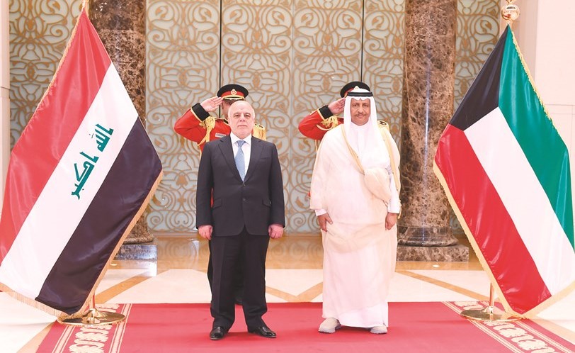 سمو رئيس الوزراء الشيخ جابر المبارك ورئيس مجلس الوزراء العراقي د.حيدر العبادي خلال مراسم الاستقبال الرسمية﻿