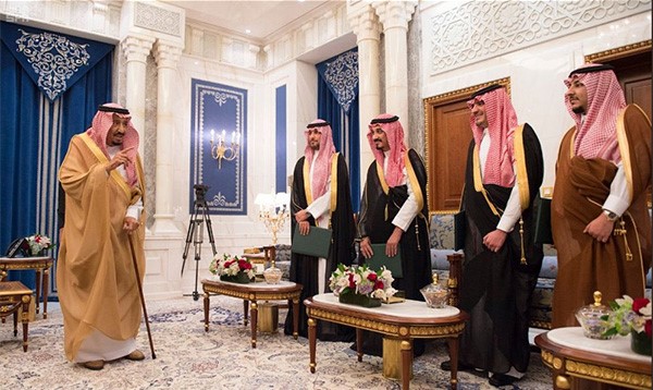 السعودية / أمام خادم الحرمين الشريفين.. أصحاب السمو الملكي الذين صدرت الأوامر الملكية بتعيينهم في مناصبهم الجديدة يؤدون القسم