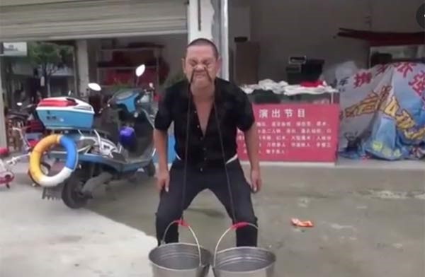بالفيديو.. معلم كونغ فو يسحب ثعبانا ساما من فمه