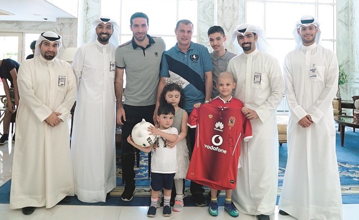 بنك الكويت الوطني يحقق حلم «محمد» في لقاء نجمه المفضل «أبو تريكة»