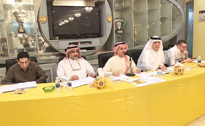 جمال النفيسي وحسن أبو الحسن ووليد الكندري خلال الاجتماع ﻿