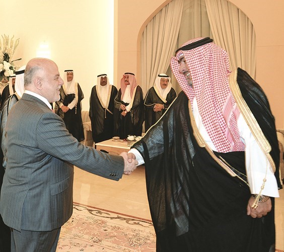 الشيخ ثامر العلي مصافحا رئيس الوزراء العراقي﻿