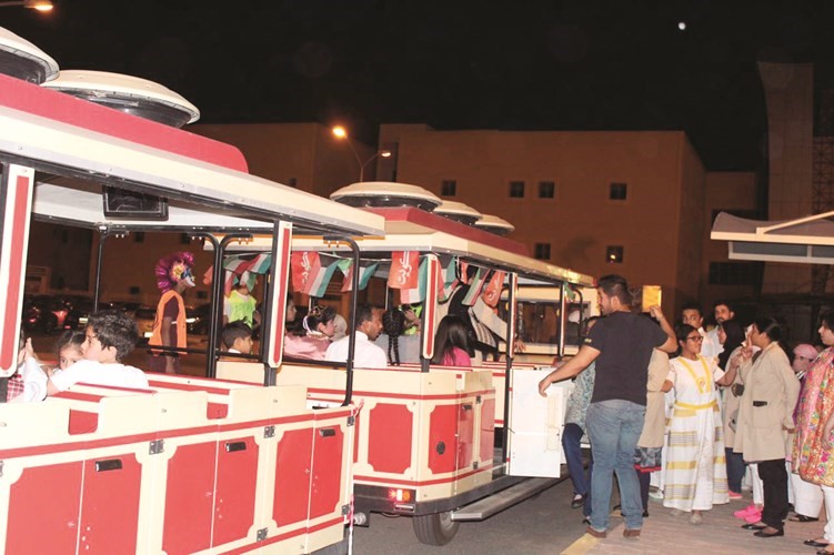 قطار المعرض يشارك في فرحة القرقيعان﻿