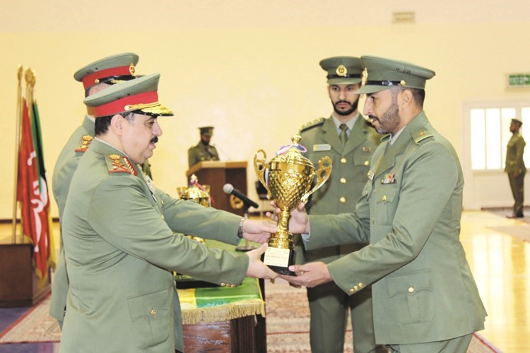 الفريق الركن م.هاشم الرفاعي مكرما ضابطا من خريجي الدورة التدريبية ﻿