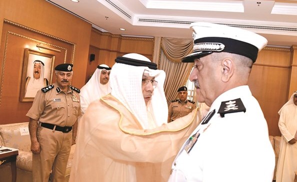  الشيخ خالد الجراح يقلد الفريق محمد اليوسف رتبته الجديدة﻿