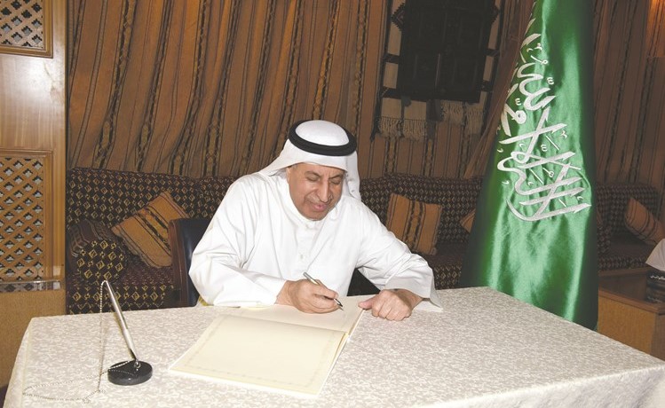 السفير د.عبدالعزيز الفايز يسجل كلمة في سجل السفارة	(احمد علي) ﻿