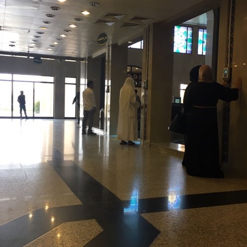 عدد من موظفي وموظفات الصحة خلال اجراء البصمة ﻿