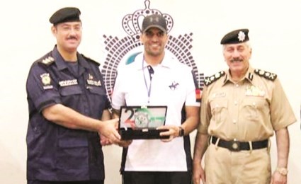 خالد الجريد يتوسط الفريق محمود الدوسري والعقيد خالد أباالخيل﻿