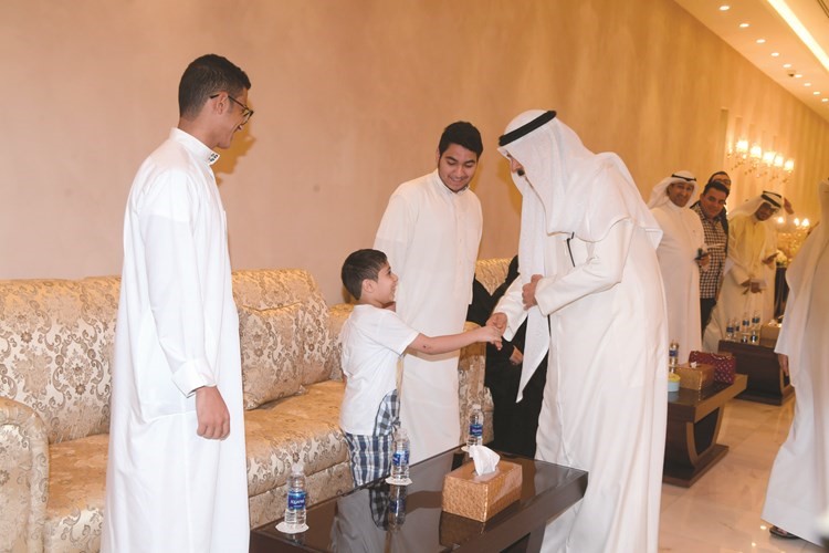 الشيخ محمد الخالد مصافحا أحد الأطفال ﻿