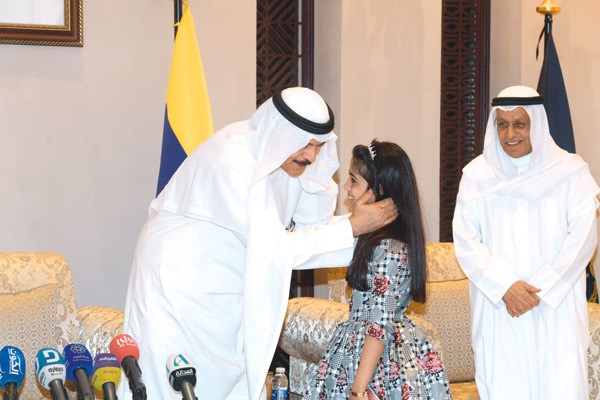 لفتة أبوية من الشيخ محمد الخالد لدى تكريمه أسر الشهداء 						           (محمد هاشم)