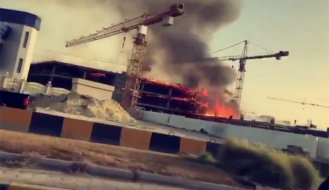بالفيديو والصور .. 8 مراكز إطفاء سيطرت على حريق  بمبنى قيد الانشاء في جنوب السرة