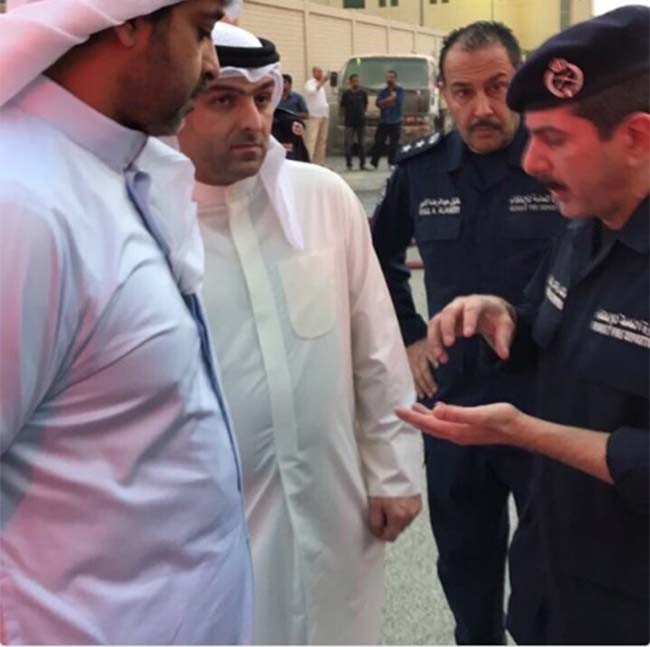 الشيخ محمد العبدالله وياسر ابل يتفقدان موقع الحريق