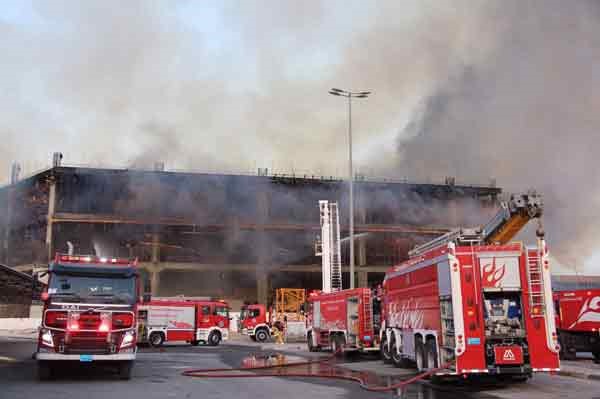 بالفيديو والصور .. 8 مراكز إطفاء سيطرت على حريق  بمبنى قيد الانشاء في جنوب السرة