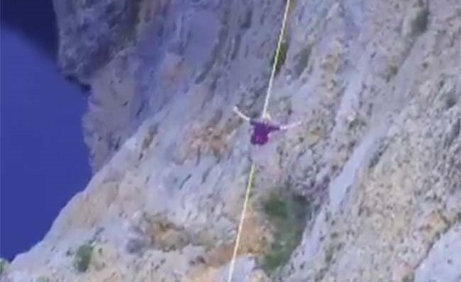 بالفيديو... السير فوق البحيرة