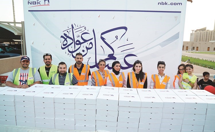 فريق العلاقات العامة لدى الوطني خلال توزيع وجبات الإفطار في قصر نايف﻿