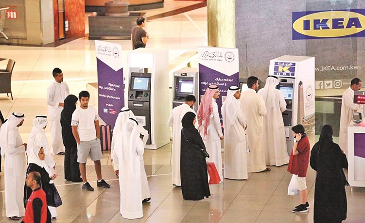 اصطفاف عدد من المواطنين لصرف العيادي﻿