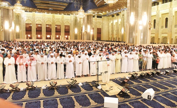 جموع المصلين يؤدون صلاة التهجد في ليلة 29 رمضان بالمسجد الكبير	(أحمد علي)﻿