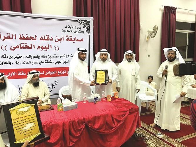 درع تكريمية تقديرا للجهود المبذولة ﻿