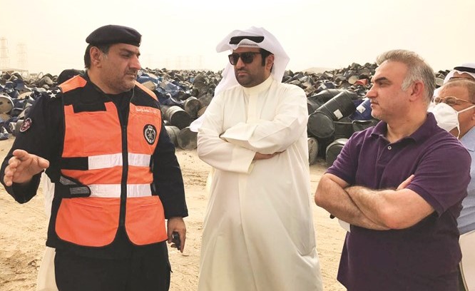 الوزير خالد الروضان يستمع إلى شرح من العميد محمد الكندري حول مكافحة الحريق﻿