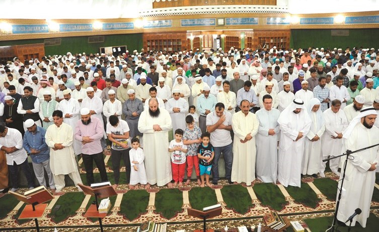 جموع من المصلين في أحد المساجد																(عادل سلامة)﻿