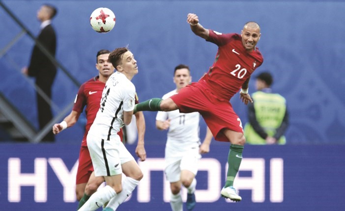 تدخل قوي من البرتغالي كواريزما على لاعب المنتخب النيوزيلندي 	(أ.پ)﻿