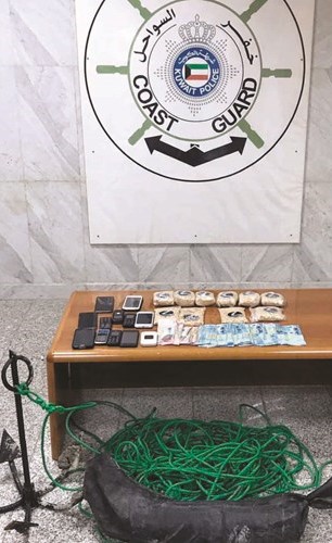 المضبوطات تنوعت بين حبوب وهواتف ومبالغ مالية﻿
