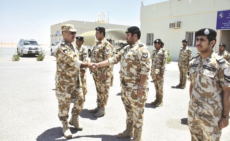 الفريق الشيخ محمد اليوسف يهنئ احد رجال امن الحدود بالعيد﻿