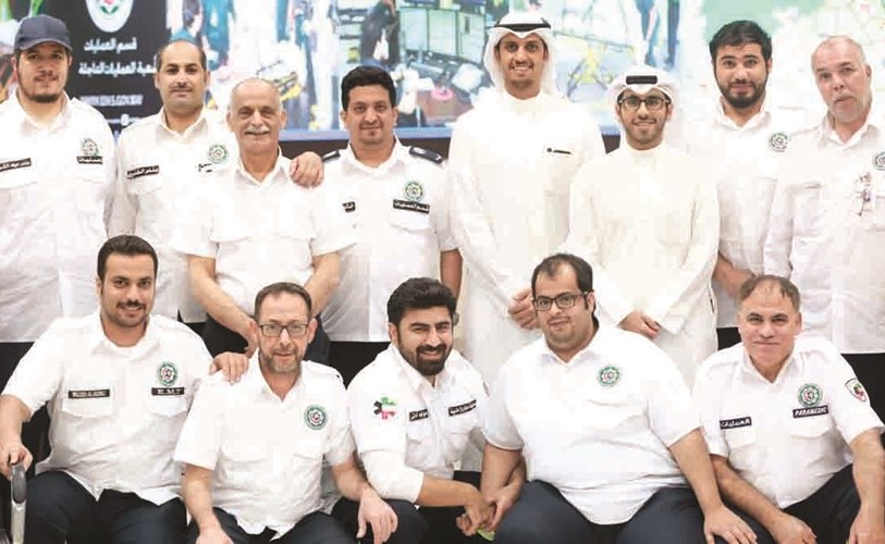 فريق بيتك مع رجال إدارة الطوارئ الطبية ﻿