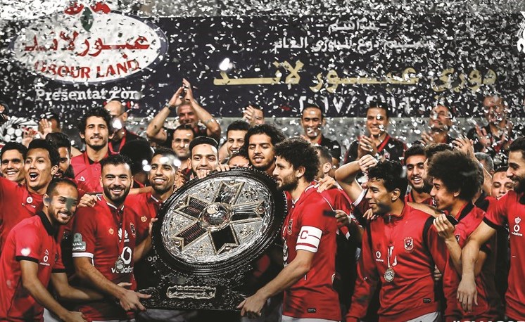 لاعبو الاهلي يحتفلون بالحصول على الدرع ﻿